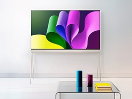 컬러풀한 화면이 켜진 상태의 LG TV
